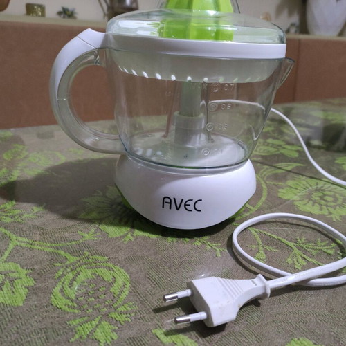 Avec electric juicer like new, 25 Watt, 700 mL