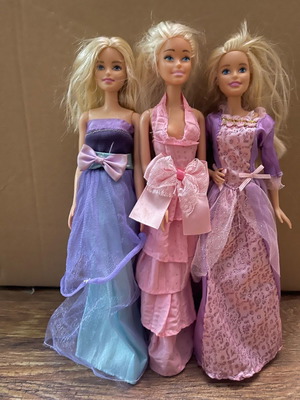 Barbie 3 dolls used with evening dresses pack