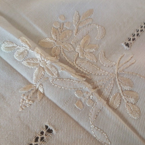 Handmade tablecloth 170×170 cm two-tone with silk thread and embroidered napkins