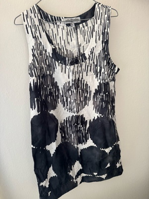 Attrativo short dress like new, black and white with back buttons