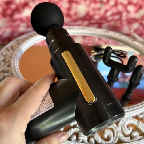 Massage Gun with 4 Heads like new, rechargeable