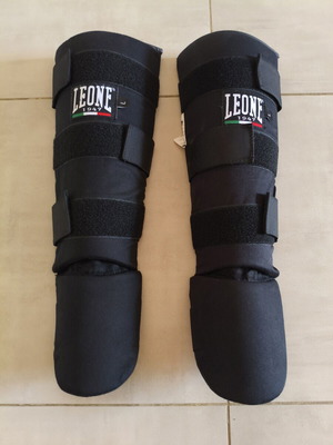Leone PT132 Basic Adult Shin Guards like new, cotton, velcro