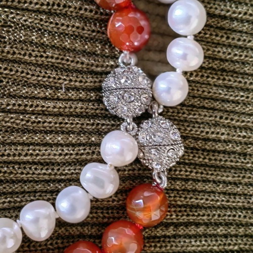 Necklace new with pearls and red agate tache