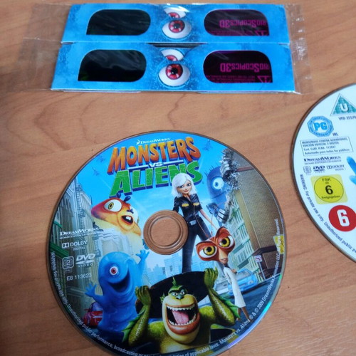 Monsters vs Aliens DVD 3D with four 3D glasses new