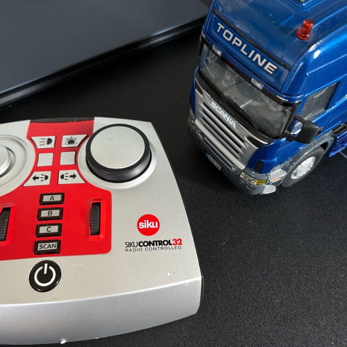 Scania 1/32 siku used with new batteries
