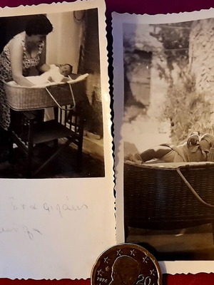 Vintage ασπρόμαυρες φωτογραφίες μωρού σετ σε ψάθινο πορτ-μπεμπέ
