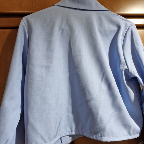 Blue crop shirt like new with large decorative pockets