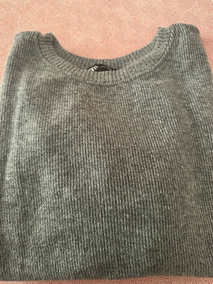 Zara women's sweater Large crop style like new, gray