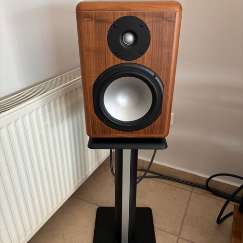 Chario Syntar 520R bookshelf speakers with manufacturer stands