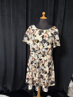 Floral dress M/L with waist hooks for belt