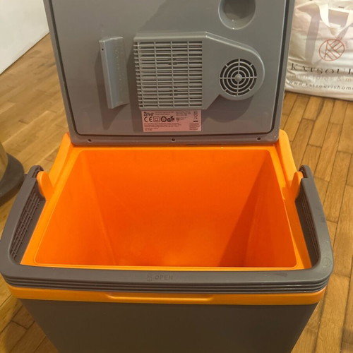 Car refrigerator like new, works with 12 V and 220 V