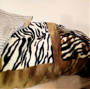 Πωλείται καινούργια μαλινη απαλή ζεστή κουβέρτα με design