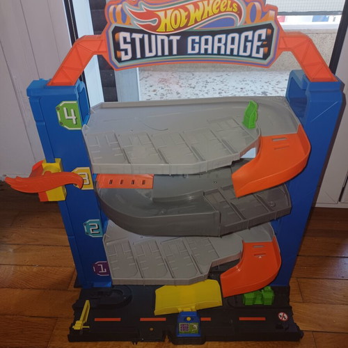 Hot Wheels Stunt Garage play set new for ages 3+
