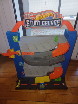 Hot Wheels Stunt Garage play set new for ages 3+