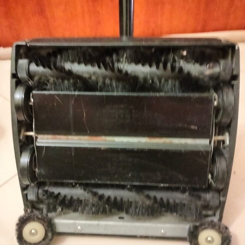 Metal Mechanical Sweeper like new, collects pet hair well