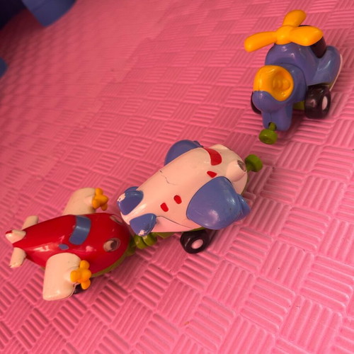 Magnetic toy airplanes used, set of 3 pieces