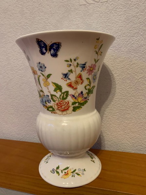 Βάζο Aynsley από αγγλική πορσελάνη bone china σε σχεδόν άριστη κατάσταση