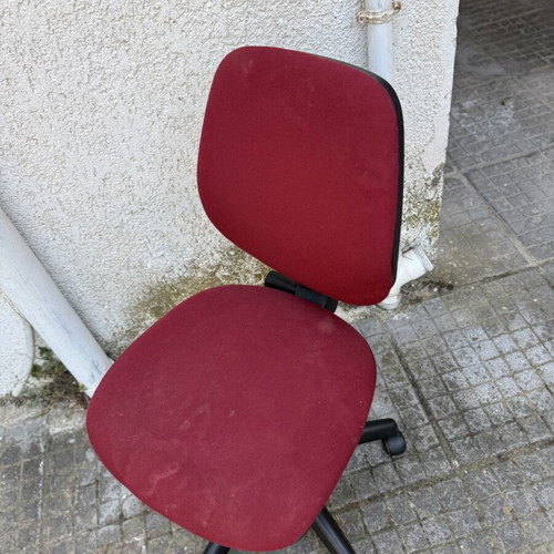 Κόκκινη υφασμάτινη καρέκλα γραφείου με ροδάκια