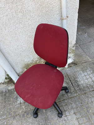 Κόκκινη υφασμάτινη καρέκλα γραφείου με ροδάκια