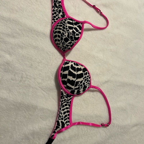 Med women's bra like new with fuchsia straps size 75B