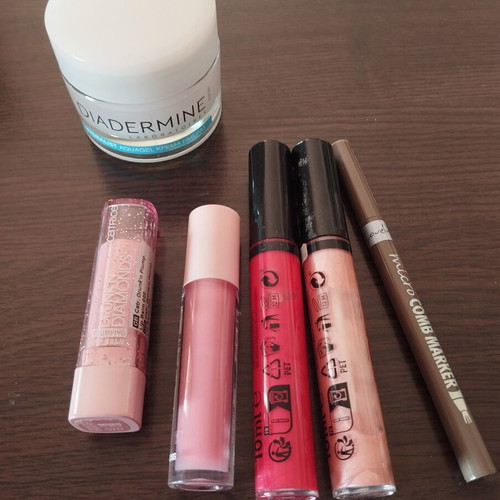 Cosmetics pack used with Diadermine Aquagel cream and lip glosses