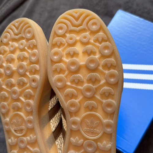 Adidas Gazelle sneakers like new with straw effect and brown stripes