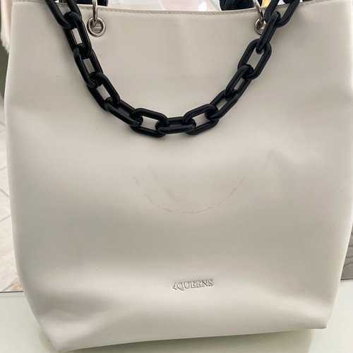 4 Queens white shoulder bag used with black chain