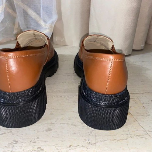 Loafers Zapatos tan with black chunky sole like new, sizes 40-41