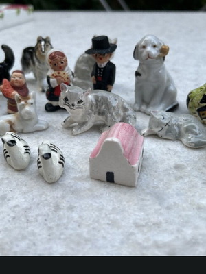 Small decorative figurines, set of 16