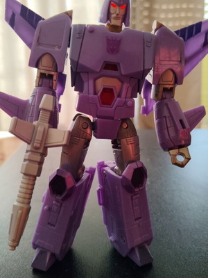Kingdom Transformers Cyclonus figure used, slightly damaged arm