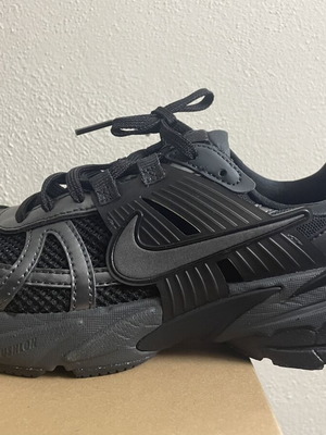 Nike athletic shoes size 39, black and grey