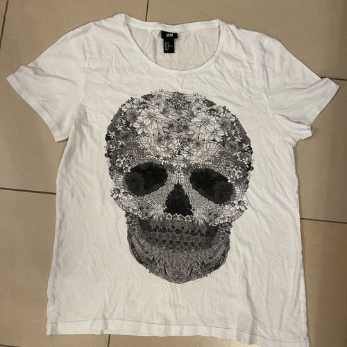 T-shirt H&M size M like new with skull print