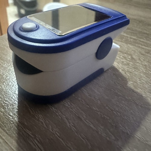 Digital fingertip pulse oximeter for oxygen and pulse measurement