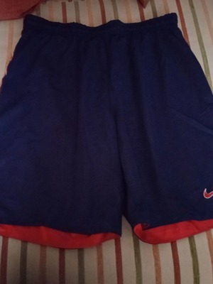 Αθλητικό σορτς Nike διπλής όψης medium σε άριστη κατάσταση