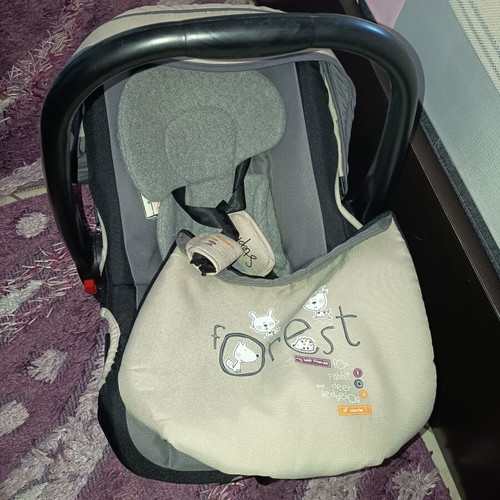 Baby items like new, including Lorelli 2-in-1 stroller and travel crib
