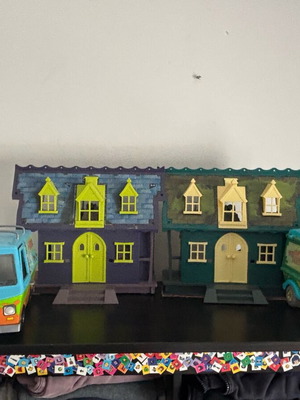 Mega Scooby-Doo Collectible Set used, 2 Mansions & 2 Mystery Machines