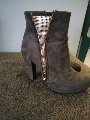 Booties used size 39 brown, very comfortable