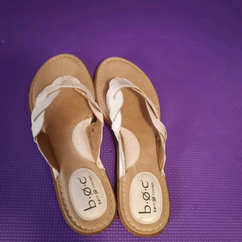 B.O.C Born Concept White Flip Flops Size 40 Like New Comfortable