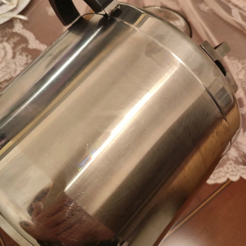 Italian medium pressure cooker like new
