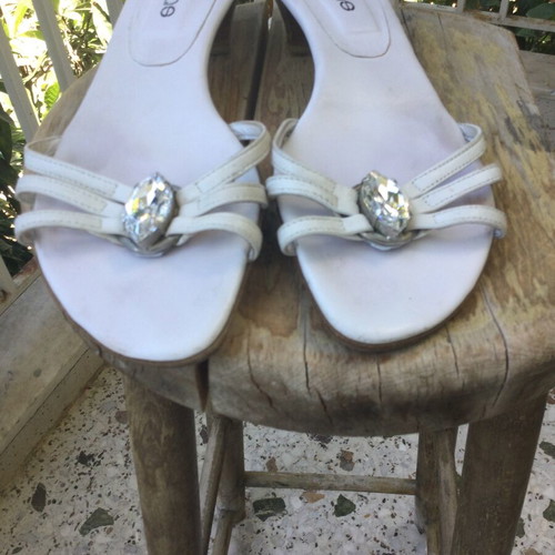 Haralas leather mules size 38 kitten heels used, white