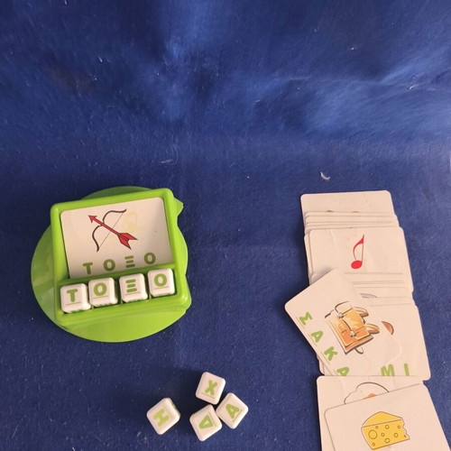 Educational game used for first words and syllables with alphabet cubes