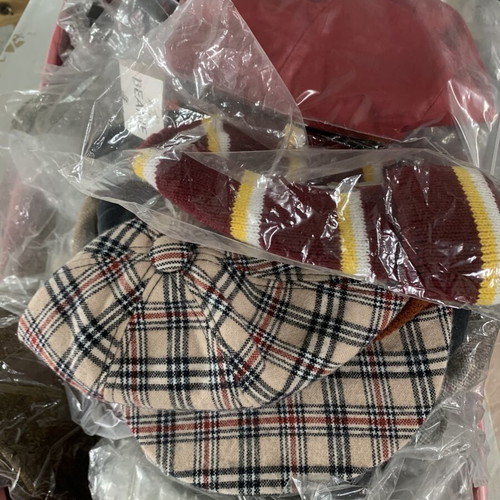 Woolen accessories new, box of about 20 pieces