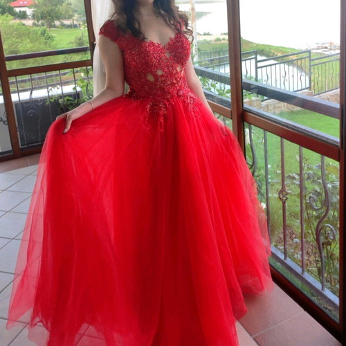 Red ball gown dress like new, size M, tulle