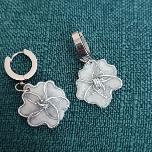 Handmade earrings white flower resin uv with steel hoops