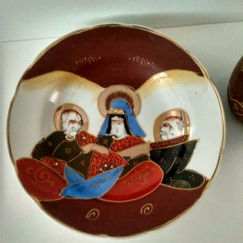 Japanese decorative items used, 2 plates and vase 13 cm high