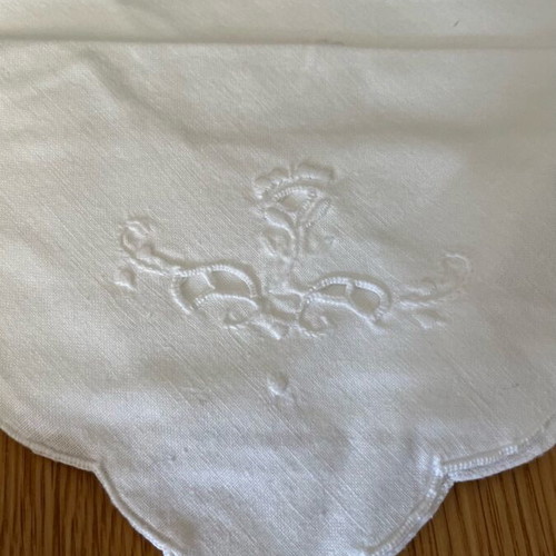 Set of 10 white dinner napkins like new, 100% cotton with handmade embroidery