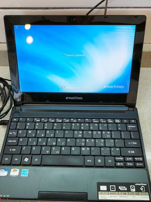 eMachines eM355 netbook 10.1" like new with charger