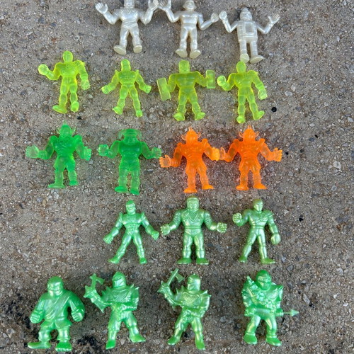 Alien figures like new, assorted colors