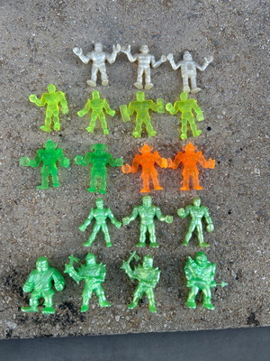 Alien figures like new, assorted colors