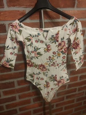 Φλοράλ κορμάκι Bershka μέγεθος S σε πολύ καλή κατάσταση